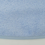 Lot de 3 bavoirs bébé en éponge bleu clair avec élastique. Extérieur en tissu éponge lavable et dos imperméable. Dimensions : 33