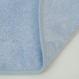 Lot de 3 bavoirs bébé en éponge bleu clair avec élastique. Extérieur en tissu éponge lavable et dos imperméable. Dimensions : 33