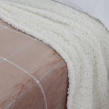Couverture carrée en sherpa beige